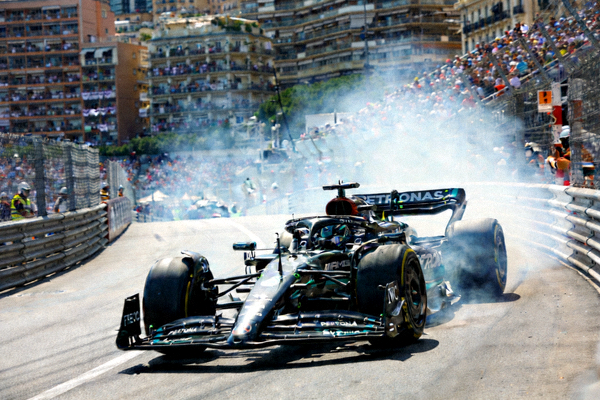 F1摩纳哥大奖赛：赛车在狭窄街道赛道上飞驰的惊险瞬间