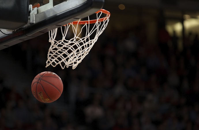 NBA季后赛西部决赛：篮球运动员高高跃起扣篮的激动人心画面